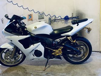 2005 Yamaha R6 White