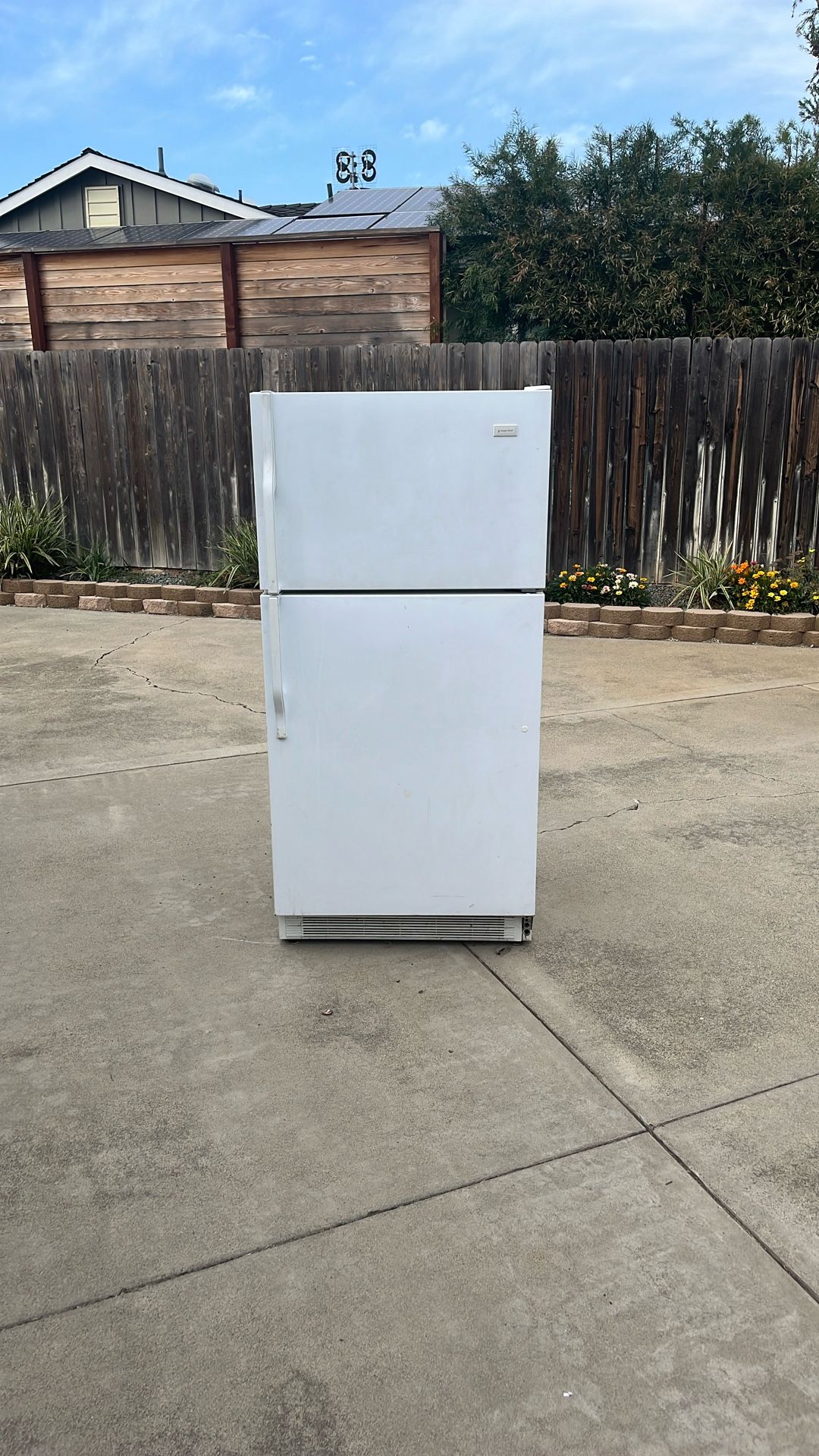 18.6 Cuft Magic Chef Refrigerator  (Free)