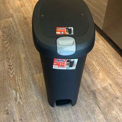 Hefty Locking 12 Gal Garbage Can 