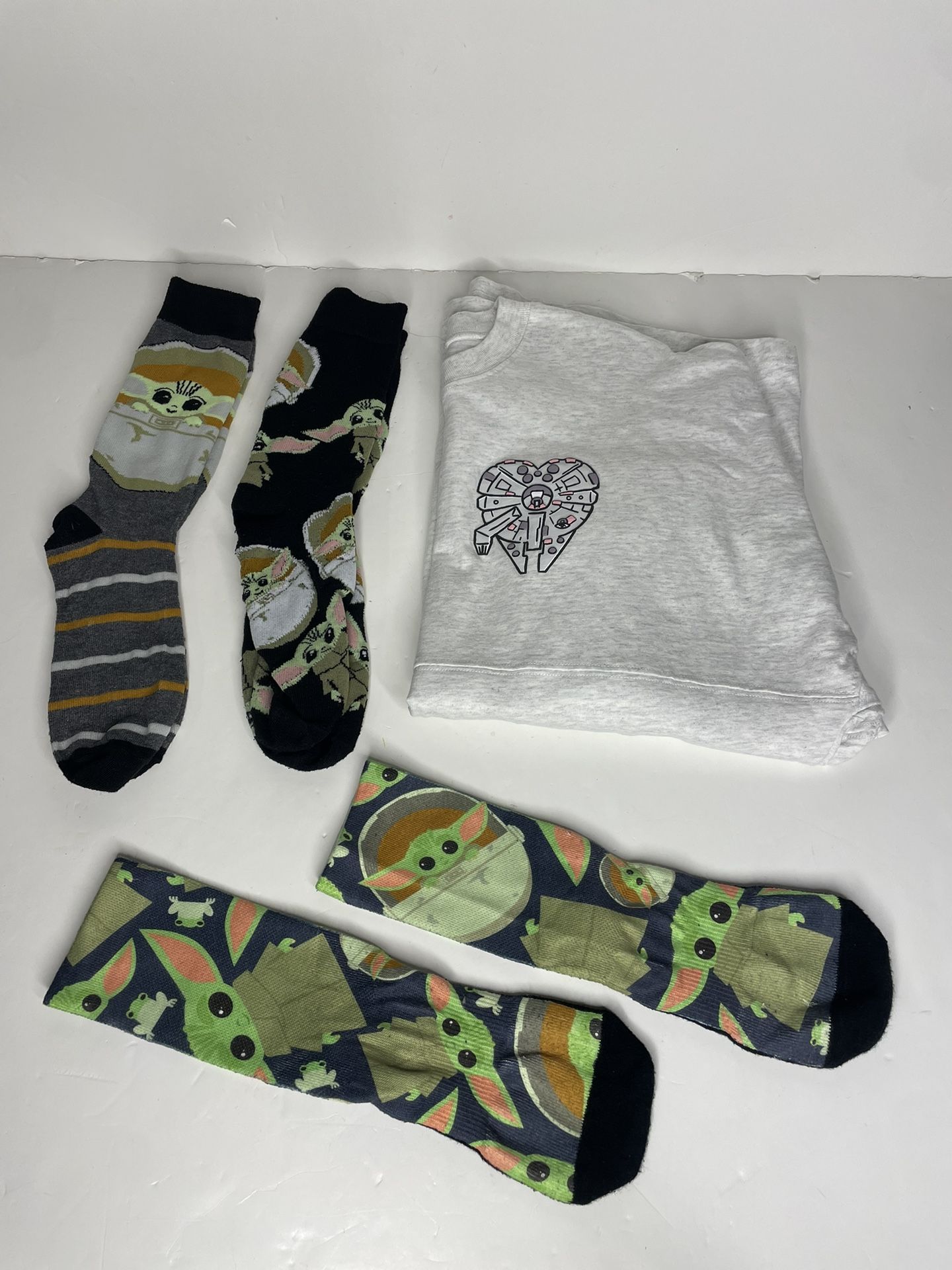 Women’s Star WarsYoda Shirt With Socks Size Small