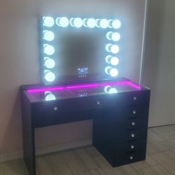 Brand New Elegant Vanity Desk And Mirror Set 