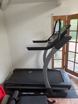 Nordic track X22i Treadmill 2023 - Like New - 40% Inc
