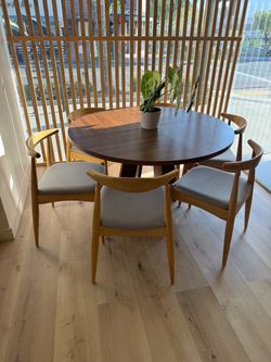 Round dinning table
