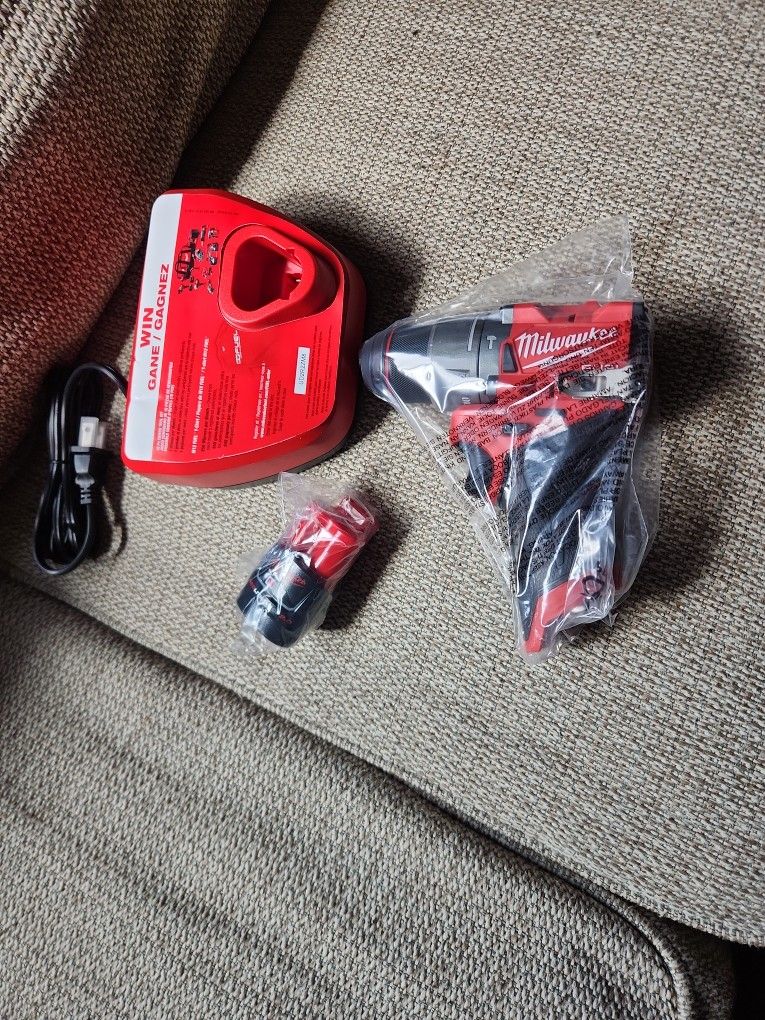 Milwaukee m12 1/2 (13mm) hammer drill driver and battery 2.0ah and charger
