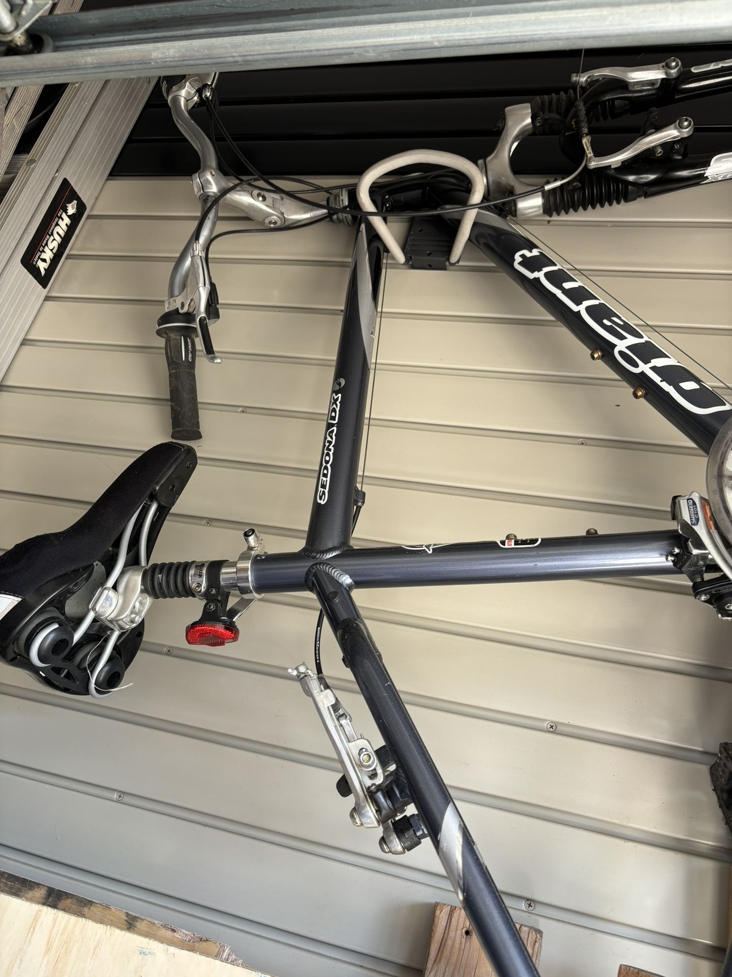 Giant Sedona Hybrid Bike! Has Both Working Wheels
