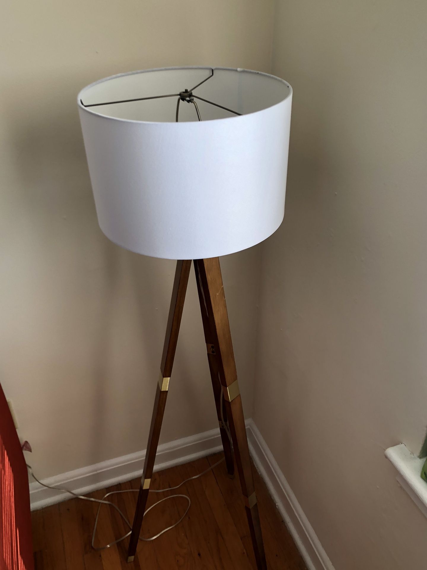 Threshold floor lamp