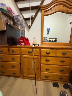 free!!! long dresser with a mirror with 8 drawer’s