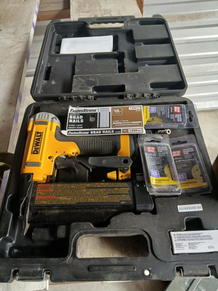 ** DEWALT ** FINISHING STAPLE GUN KIT