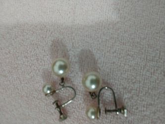 Vintage pearl screw back earrings