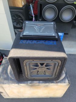 UNA BOCINA KICKER Y AMPLIFIER