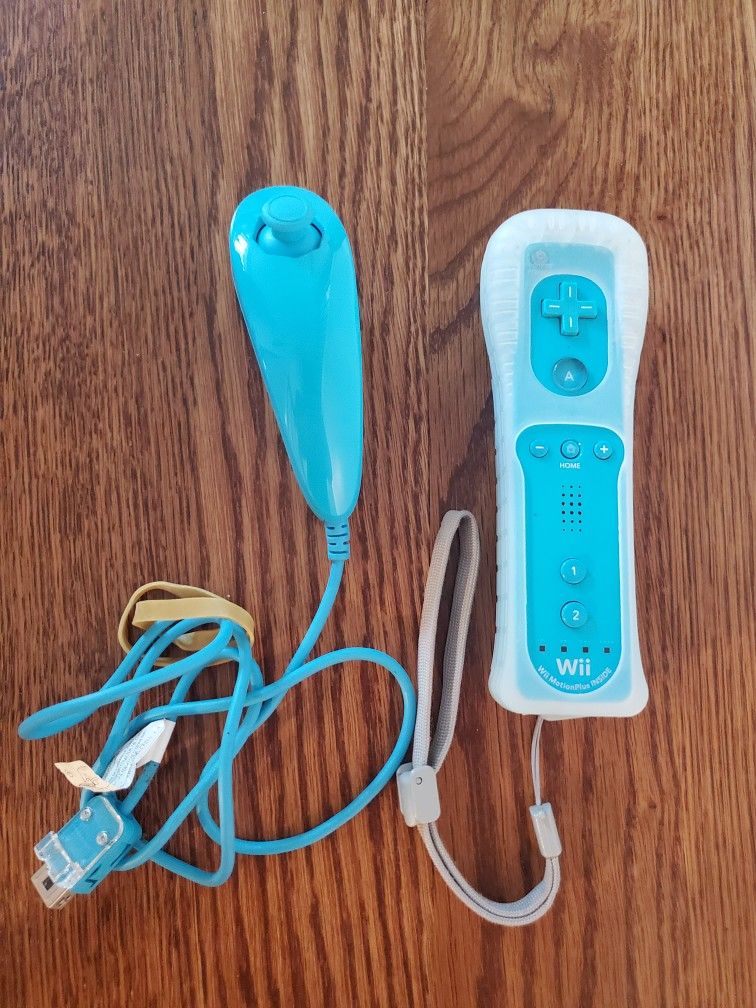 Nintendo Wii video game Remote Motion Plus build in Teal Blue controller and numchucks combo