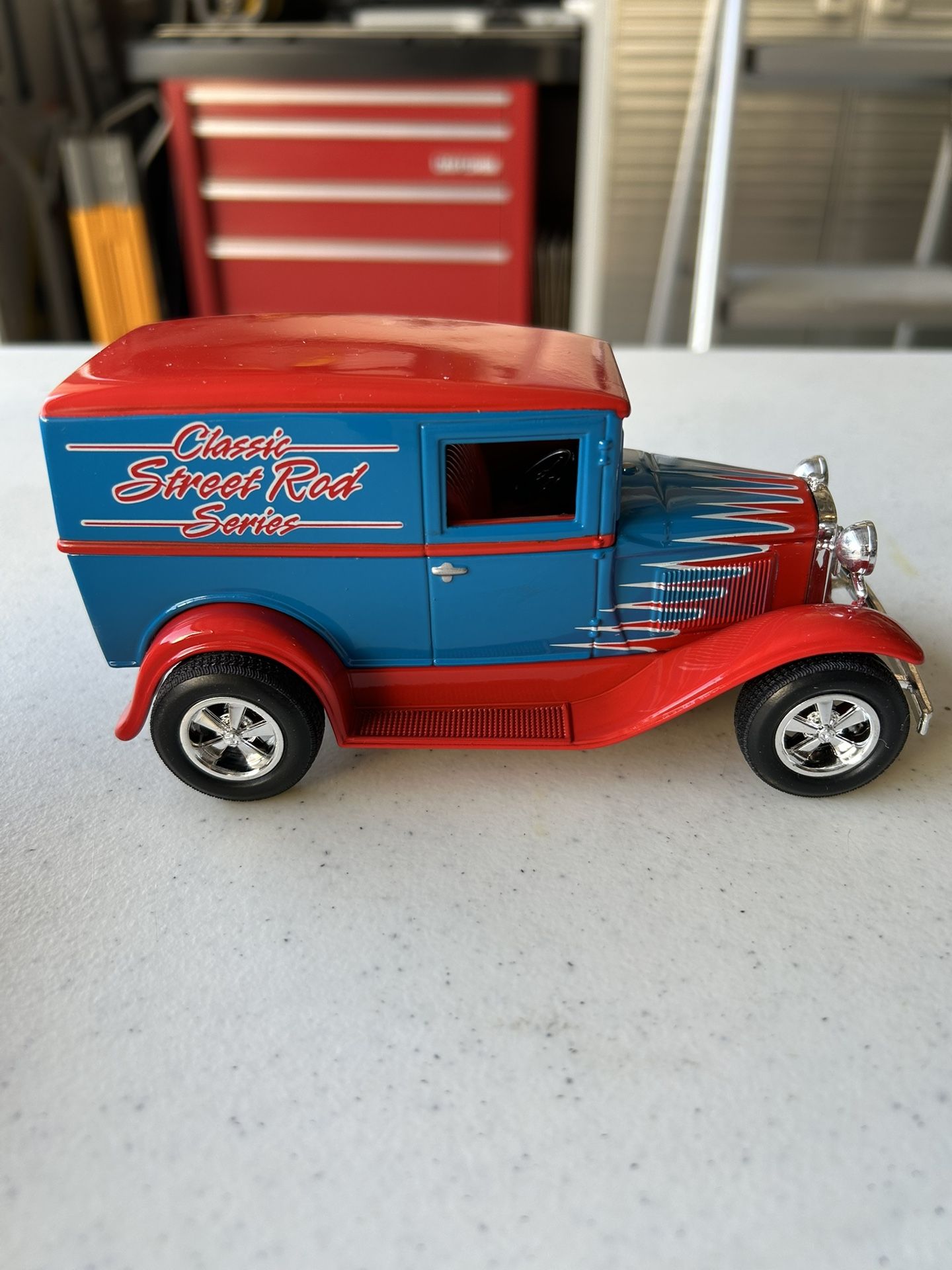 FORD MODEL "A" TUDOR SEDAN CLASSIC STREET ROD SERIES LIBERTY CLASSICS 1:25 BANK