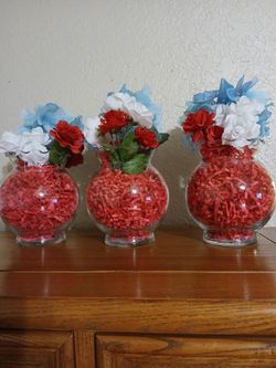 3 BRAND NEW RED, WHITE AND BLUE DECORATIONS WITH FLOWERS IN GLASS VASES