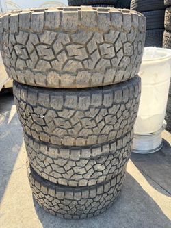 37x12.50r18 Toyo AT 3  tires en excelentes condiciones de Vida las 4