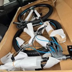 Mongoose Impasse HD 29” mountain bike.