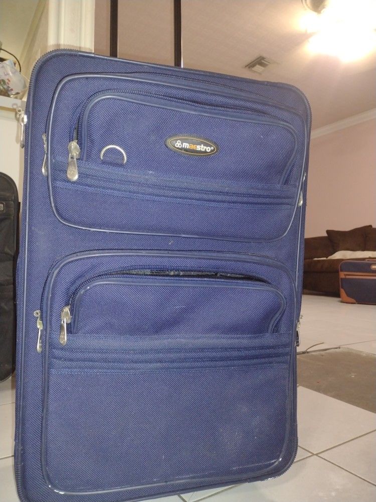 Maestro Suitcase. Large Lots Of Room