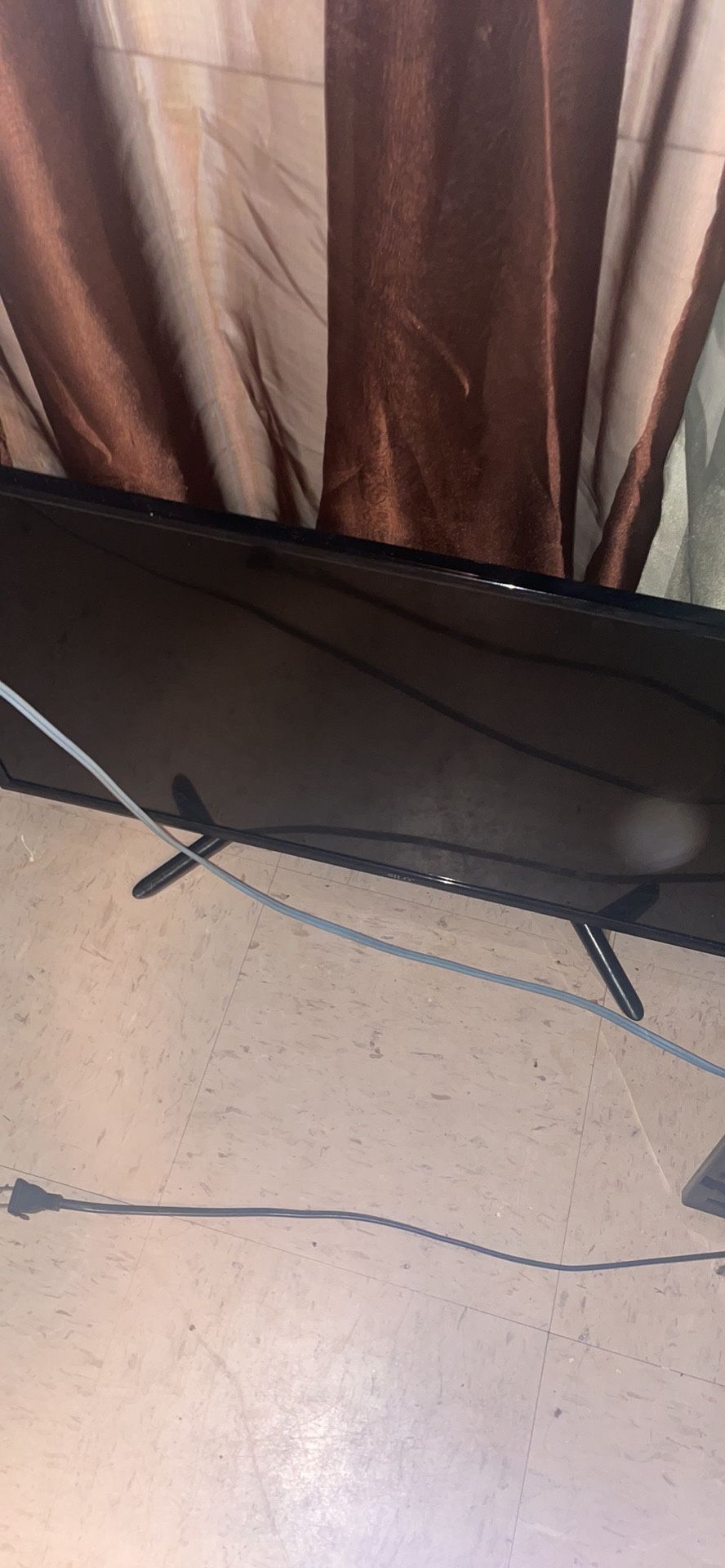 Two 32 Inch Tv