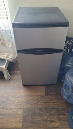 Frigidaire mini fridge / refri mini