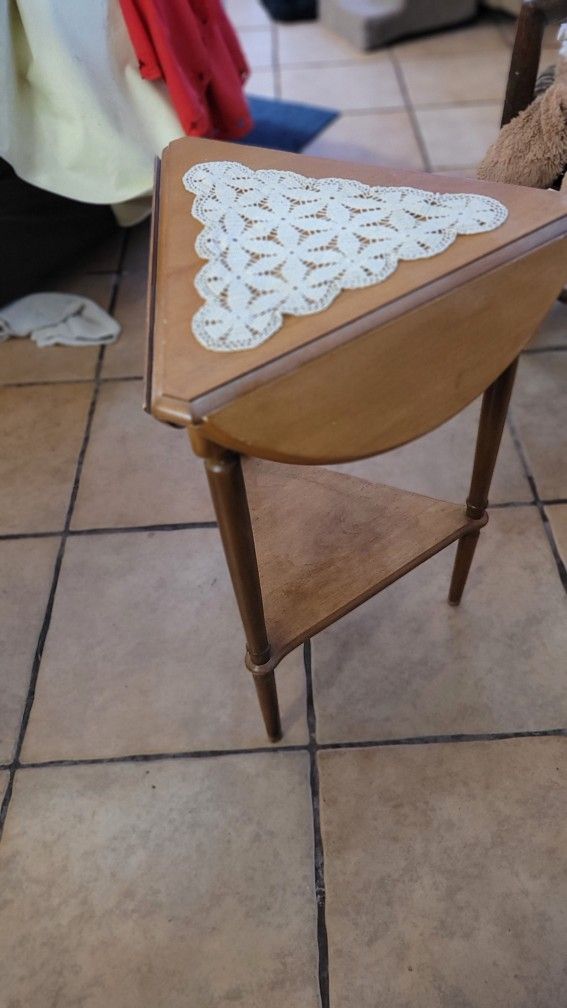 CONVERTABLE ANTIQUE  WOODEN CORNER TABLE w/DOILY