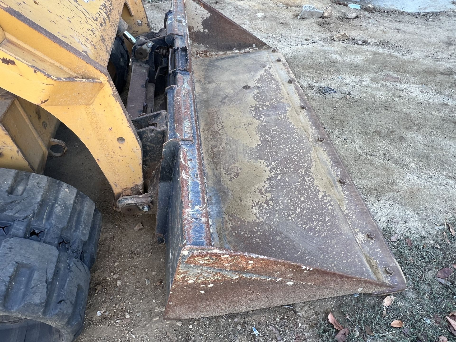 Skid steer bucket