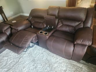 Rooms to Go Griffin Valley Power Reclining Loveseats Leather w/ Console Cup Holders
