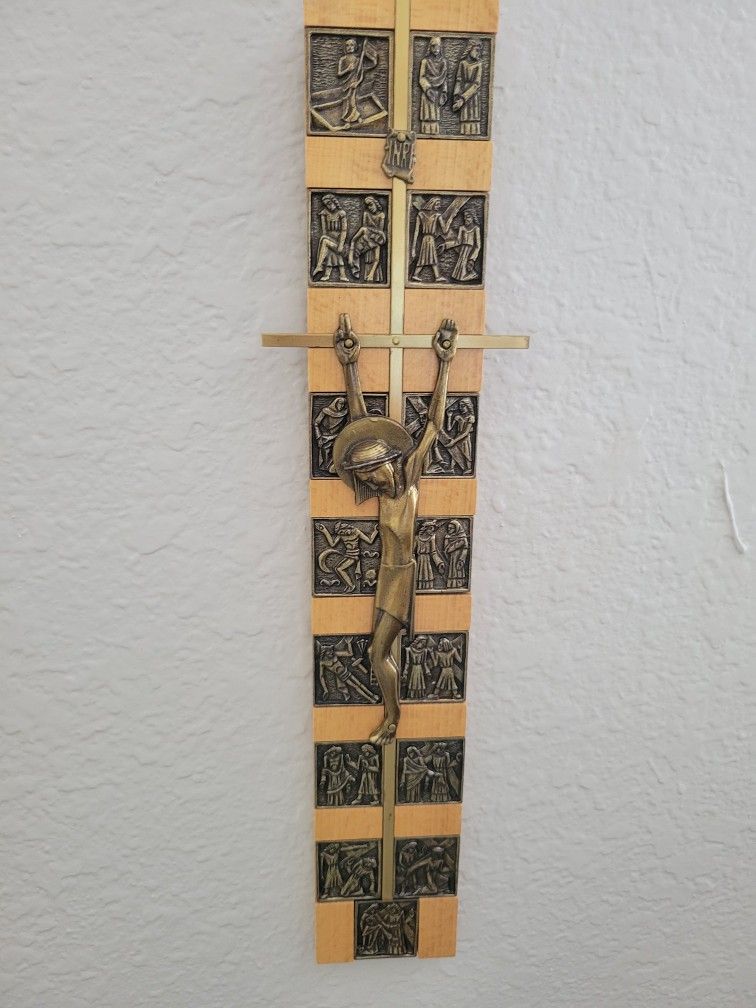 Cruz estilo moderno con la representacion de las estaciones