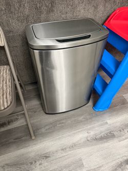 Stainless steel trash can with automatic lid