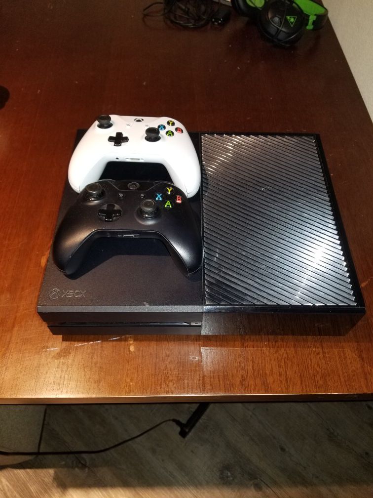 Xbox One 500GB - 2TB External Hardrive, 2 Wireless Controllers, Turtle Beach Headset, Play & Charge Kit