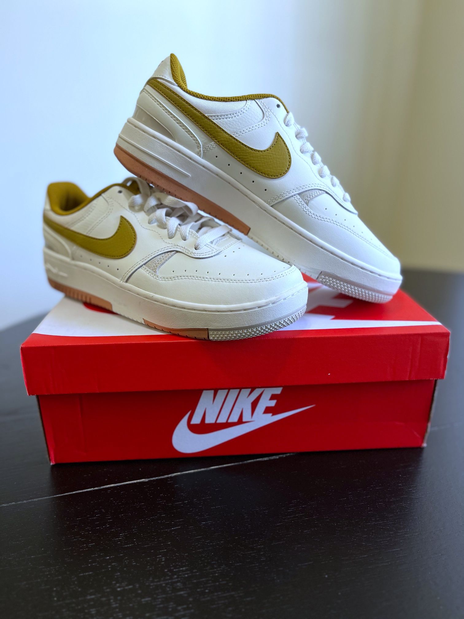 NIKE WOMEN SHOES SIZE 10 