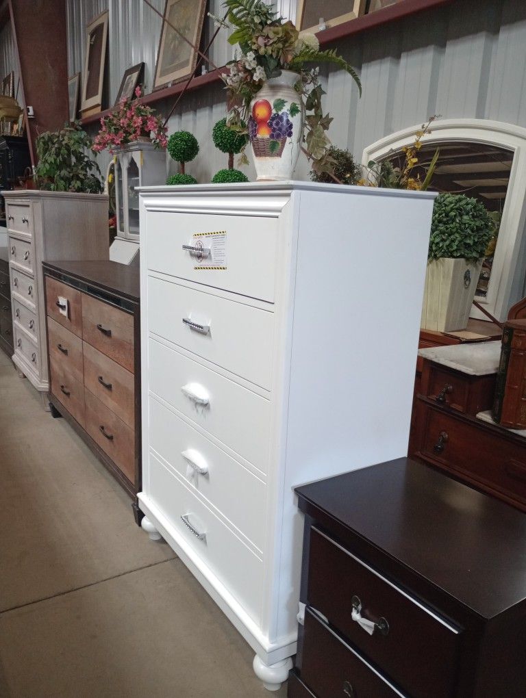 Dressers & Nightstands / Cajoneras Y Burós