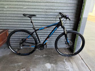 Trek Marlin 7 Mountain Bike 29” – Shimano – Medium/Large Frame