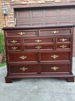 Bassett Furniture 9-Drawer Mule Dresser
