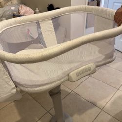 Halo Bassinest Swivel Sleeper Bedside Bassinet 
