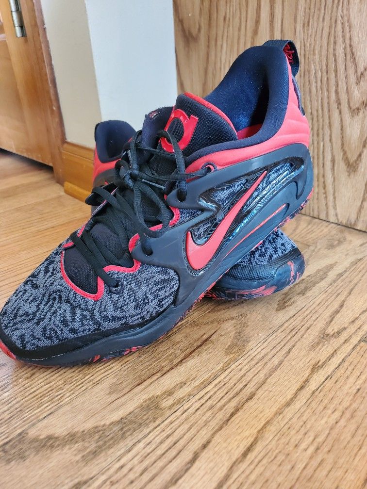 N i k e 15 Men's Shoes, size 11.5, like new. Hardly worn, only worn inside for basketball