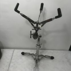 Pearl Snare Stand Pearl Double Braced Snare Percussion Drum Stand Rotating Feet.  Used in good condition with some cosmetic blemishes. These blemishes