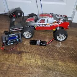 TRAXXAS RUSTLER 2WD, 2 Battery's & Charger