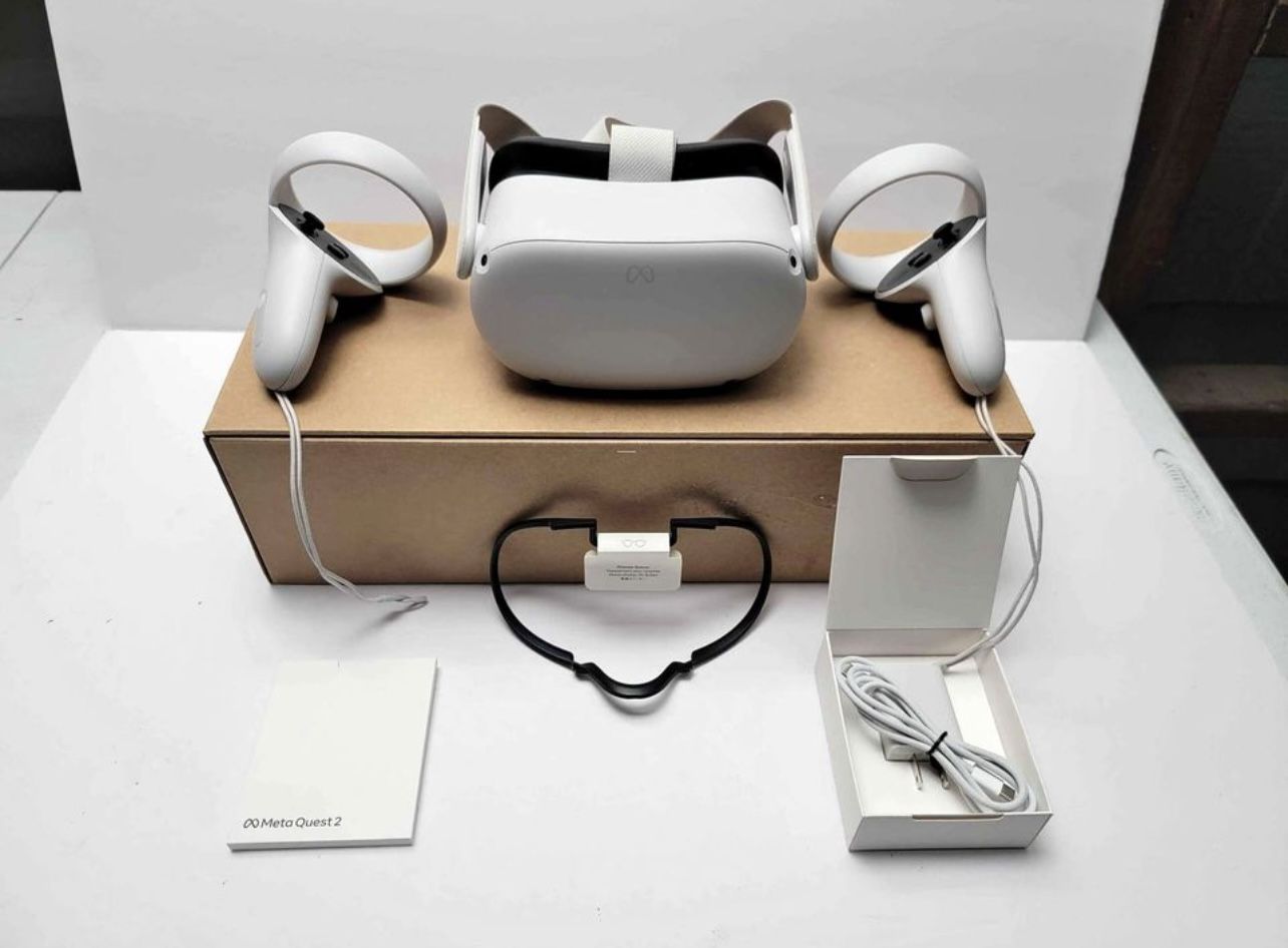 Oculus Quest 2  128gb VR Headset CIB Controllers, Manual, Charging Cable TESTED