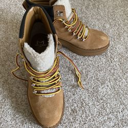 Woman’s boots size 7