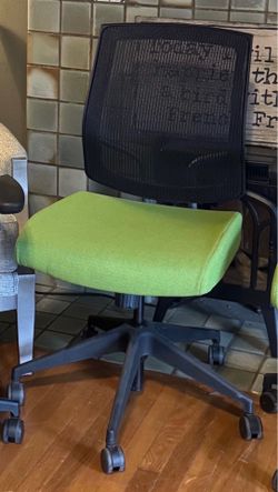 ROLLING ADJUSTABLE OFFICE CHAIR