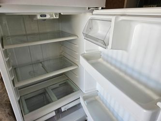Moving sale G,e Refrigerator top freezer