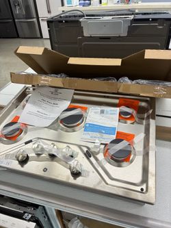 GE 30 in. Stainless Steel Gas Cooktop 5 Burners