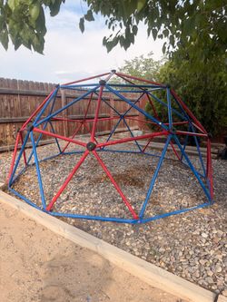 Sturdy Metal Jungle Gym Monkey Bars