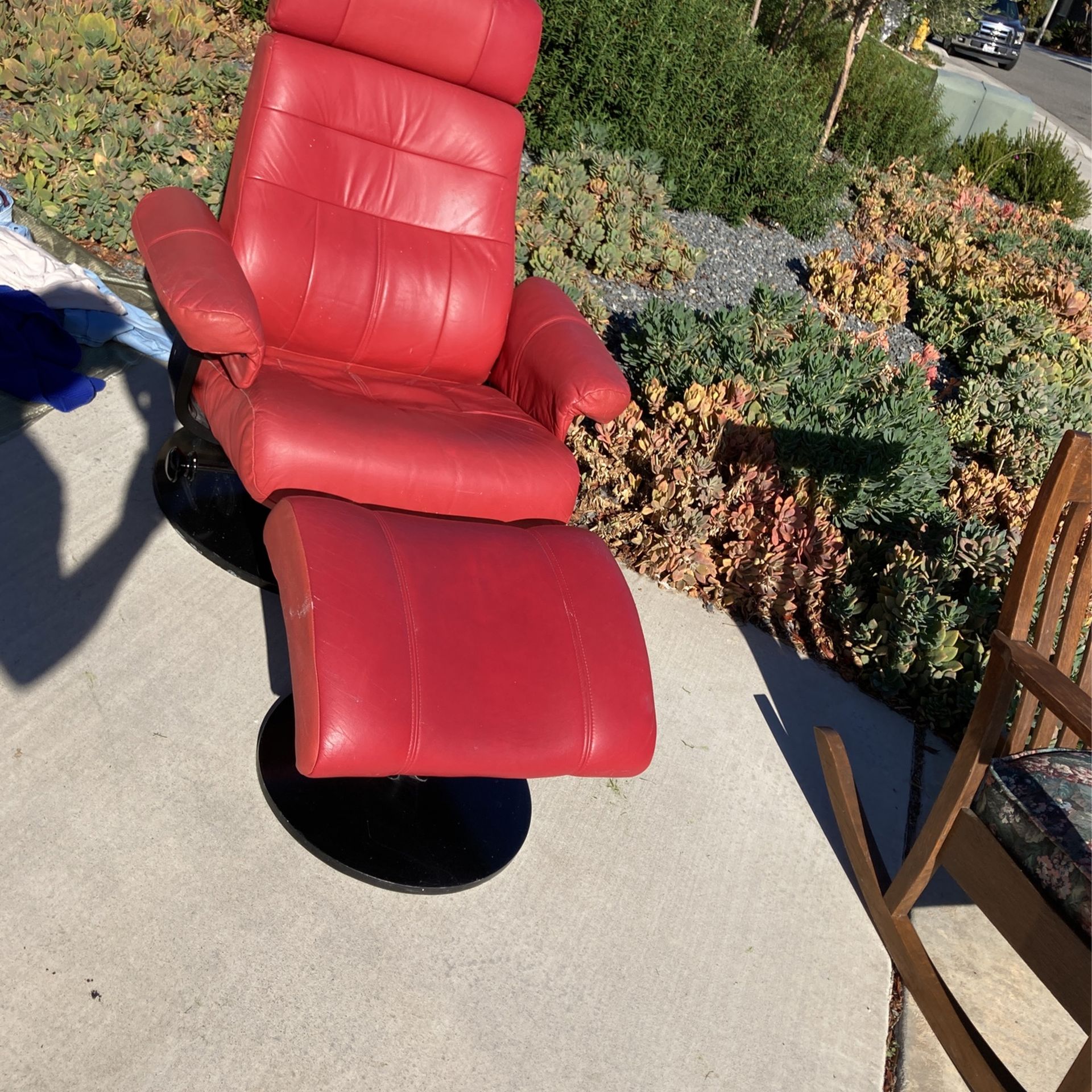 Ergonomic Chair with Ottoman