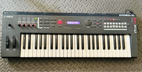 Yamaha mx49 synthesizer keyboard / midi controller