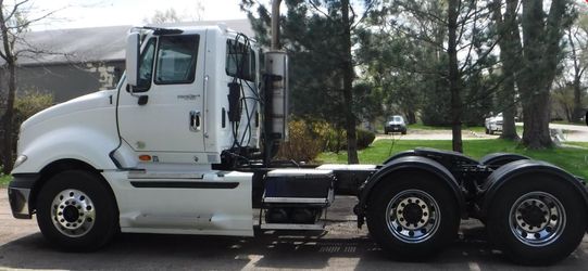 White Semi Truck Tractor Day Cab