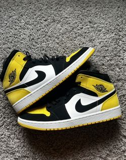 Air Jordan 1 Mid SE ‘Yellow Toe’