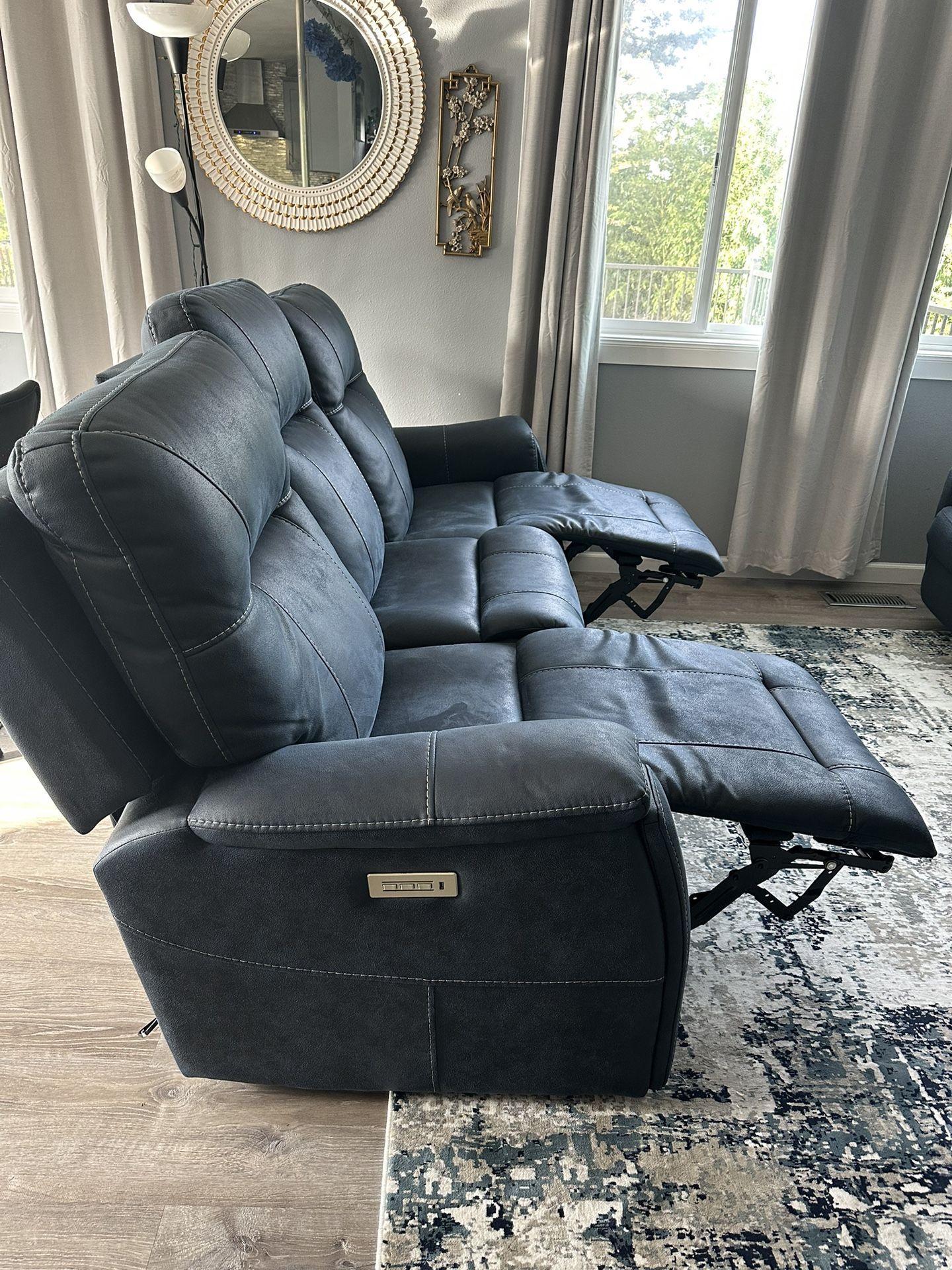 Like New Kingston 3 Power Sofa in Ocean Blue (open for negotiation)(plz read description) ( pickup 98008)