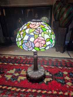 Vintage Tiffany-Style Table Lamp – Stained Glass Shade with Rose Design