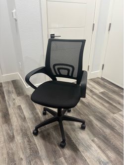 Black Mesh Office Chair – Mid-Back, Adjustable Height, Armrests, Wheels