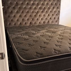 Beautiful Like-New King Size Mattress 